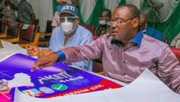 Ondo 2020: Jimoh Ibrahim dumps PDP, donates 20 campaign vehicles to Akeredolu